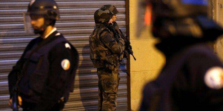 Parigi, intervento della polizia al consolato iraniano: “Un uomo con una cintura sospetta minaccia di farsi esplodere”