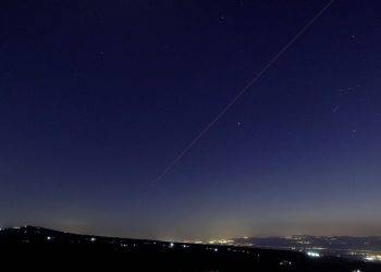 Hezbollah lancia decine di razzi su entità sionista: “E’ la risposta agli attacchi del nemico israeliano”