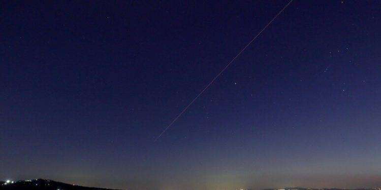 Hezbollah lancia decine di razzi su entità sionista: “E’ la risposta agli attacchi del nemico israeliano”