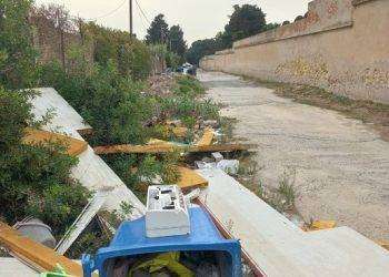 Rifiuti abbandonati a Cagliari, strada ripulita e multe salate