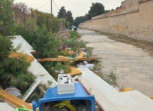 Rifiuti abbandonati a Cagliari, strada ripulita e multe salate