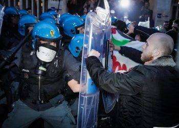 G7: scontri al corteo degli antagonisti a Torino, manifestanti respinti con gli idranti