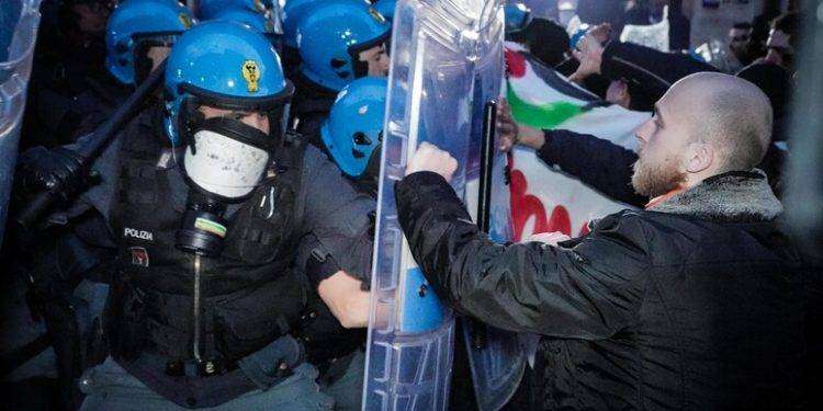 G7: scontri al corteo degli antagonisti a Torino, manifestanti respinti con gli idranti