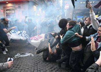 Protesta contro la Nato a Napoli, polizia carica i manifestanti