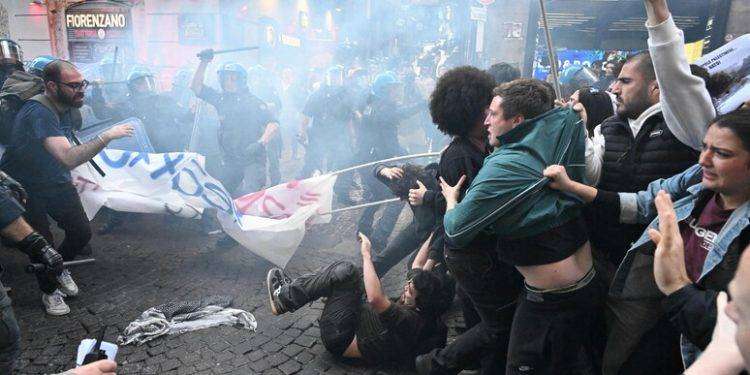 Protesta contro la Nato a Napoli, polizia carica i manifestanti