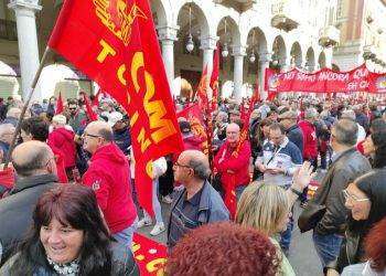 Tutti in piazza per Mirafiori, migliaia al corteo a Torino