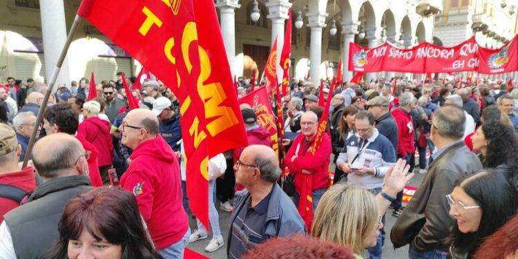 Tutti in piazza per Mirafiori, migliaia al corteo a Torino