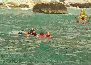 Sbalzate dal gommone in mare, soccorse due giovani a Cagliari