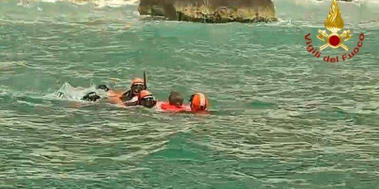 Sbalzate dal gommone in mare, soccorse due giovani a Cagliari