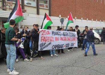 Studenti sotto La7: “David Parenzo era con quelli che ci hanno lanciato sassi e bombe carta”