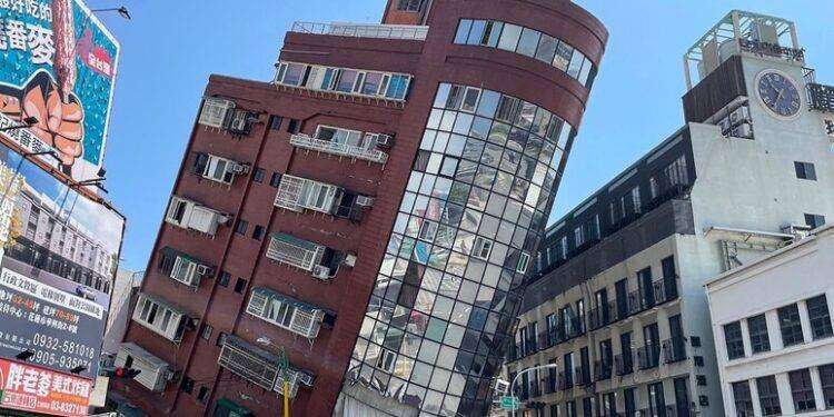 Violentissimo terremoto di magnitudo 7.4 a Taiwan: crolli, morti e feriti