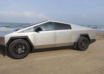 Tesla richiama il pick-up Cybertruck per difetto all’acceleratore