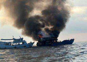 Thailandia, traghetto prende fuoco: la gente si lancia in mare per sfuggire alle fiamme