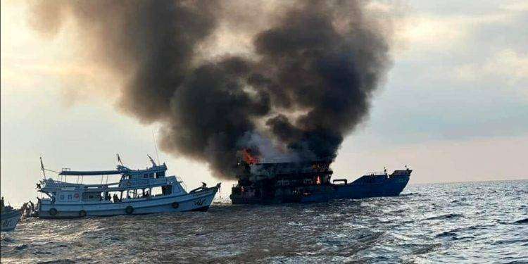 Thailandia, traghetto prende fuoco: la gente si lancia in mare per sfuggire alle fiamme