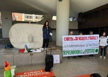 Attivisti per clima in corteo a Cagliari, ‘petrolio non si beve’