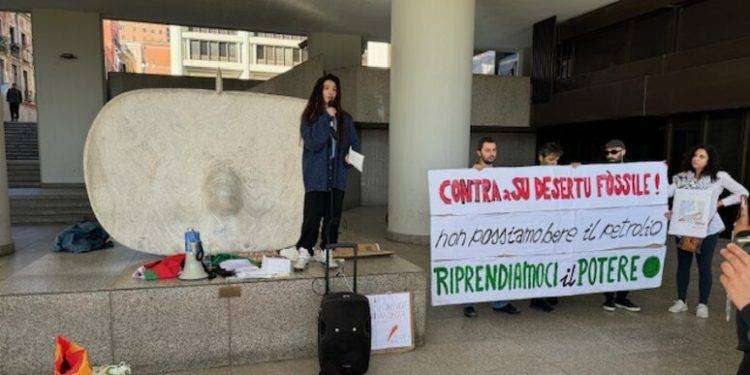Attivisti per clima in corteo a Cagliari, ‘petrolio non si beve’