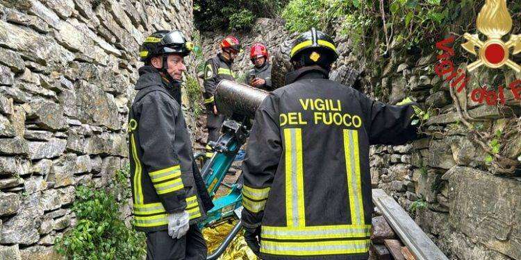 Escavatore si ribalta, morto un operaio di 39 anni