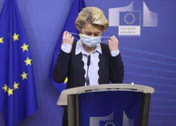 Covid, il “vaccino gate” della Ue mette nei guai la Von der Leyen