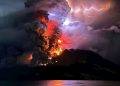 Vulcano in eruzione in Indonesia, evacuati detenuti e residenti: rischio tsunami