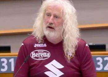 Eurodeputato irlandese conclude l’intervento insultando la Juventus