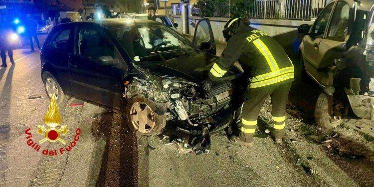 Olbia, sbanda e finisce contro una Panda parcheggiata: un ferito