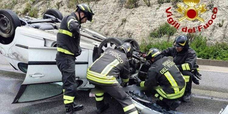 Grave scontro tra auto e camion: tre persone estratte dalle lamiere