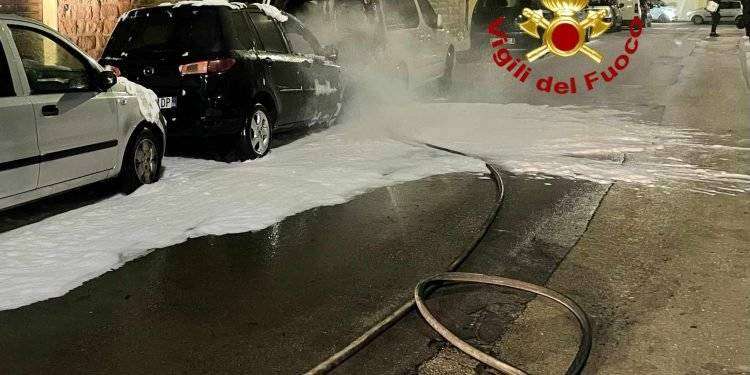 Auto in fiamme ad Alghero
