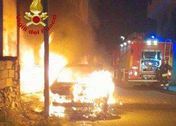 Fonni, in fiamme l’auto di una giovane: possibile gesto doloso