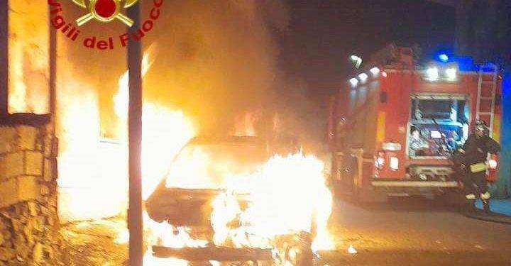 Fonni, in fiamme l’auto di una giovane: possibile gesto doloso