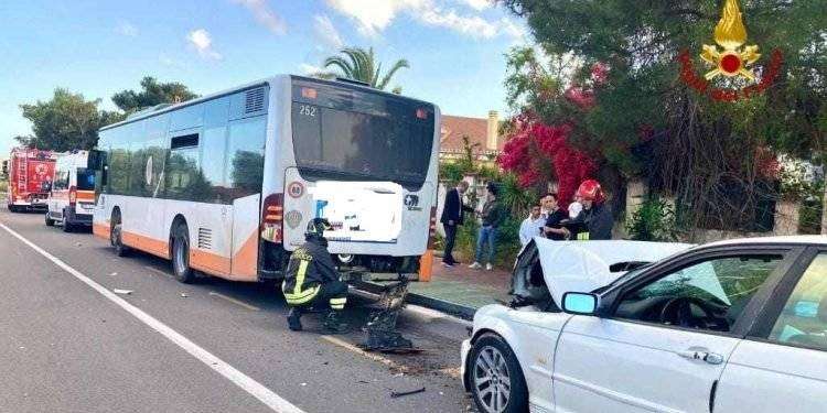 Tamponamento tra auto e pullman: un ferito a Flumini di Quartu