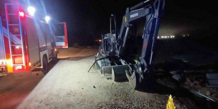 Speculazione energetica in Sardegna, attentato a Noragugume: a fuoco i mezzi per installazione fotovoltaico