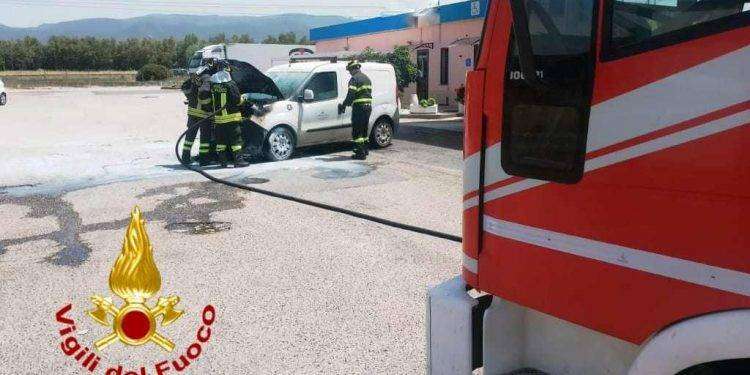 Auto a fuoco in un distributore sulla 131 a Marrubiu, incendio spento con gli estintori