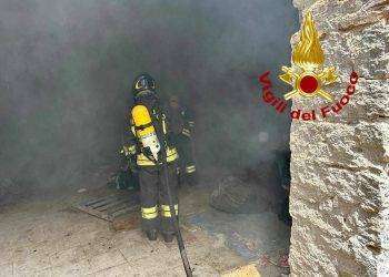 Olbia, incendio in un palazzo abitato da senza fissa dimora: fiamme in Corso Umberto