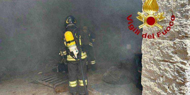 Olbia, incendio in un palazzo abitato da senza fissa dimora: fiamme in Corso Umberto
