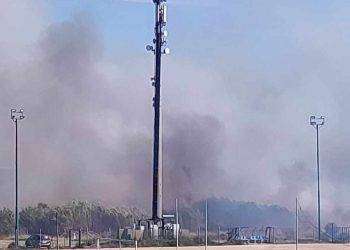 Fiamme a Elmas, fumo visibile in tutto l’hinterland cagliaritano