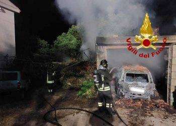 Tadasuni, due auto distrutte dalle fiamme