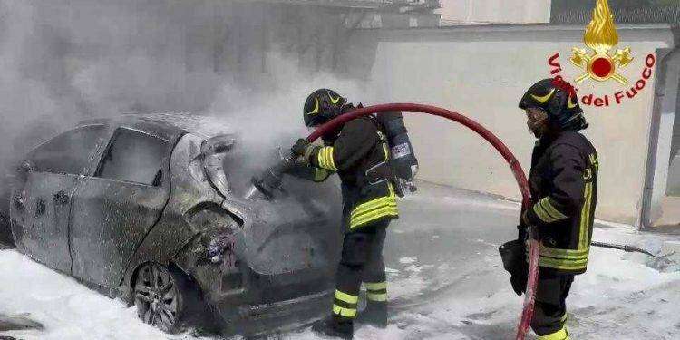 Sassari, auto elettrica prende fuoco mentre è in carica