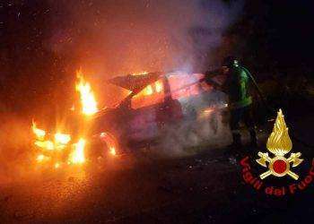 Auto finisce fuori strada e prende fuoco, paura a Trinità d’Agultu