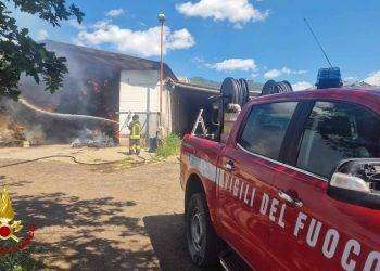 Silanus, incendio in un fienile