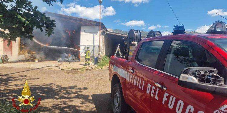 Silanus, incendio in un fienile