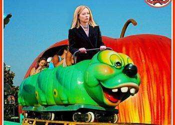 Meloni e il giro a bordo di un mezzo tattico militare: il web si scatena