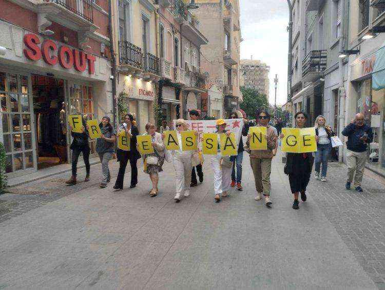 A Cagliari flash mob per Julian Assange