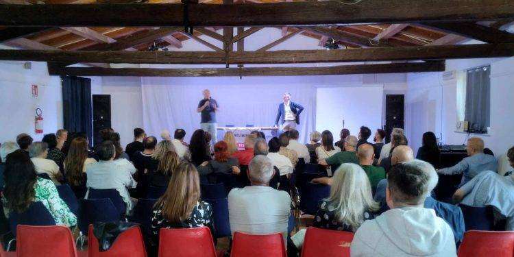 Cambio di casacca e coalizioni larghe, anzi larghissime: l’incoerenza del Movimento Cinque Stelle in Sardegna