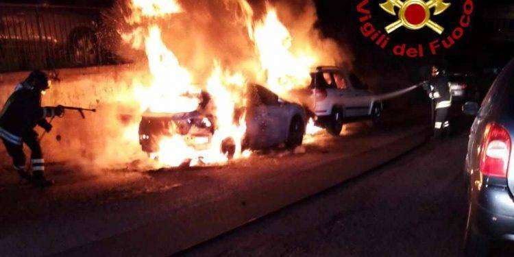 Paura nella notte a Nuoro: allarme per due auto incendiate