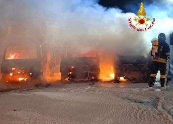 Porto Torres, distrutti da un rogo 11 automezzi per la raccolta dei rifiuti