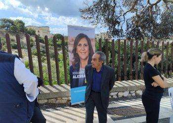 Alessandra Zedda all’Anfiteatro Romano, presente Mimmo Solina condannato per la gestione del bene