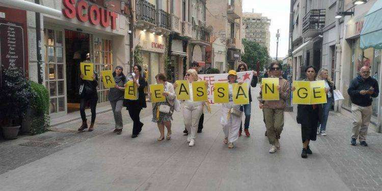 A Cagliari flash mob per Julian Assange