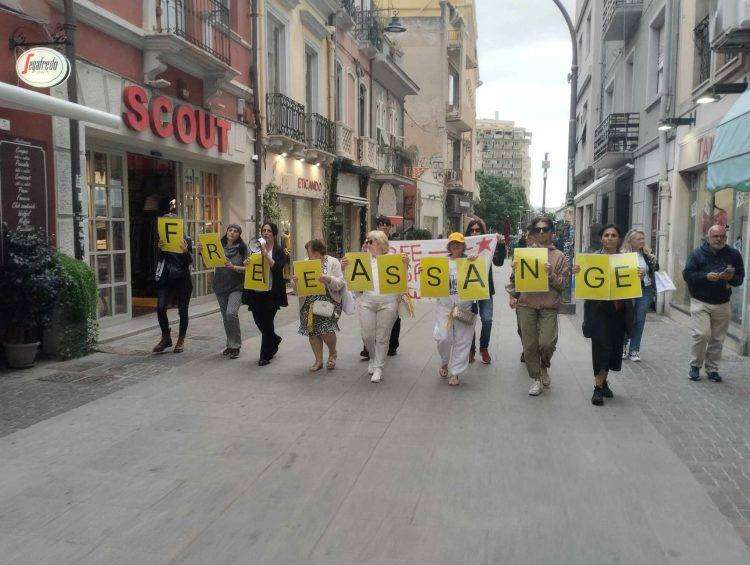 A Cagliari flash mob per Julian Assange