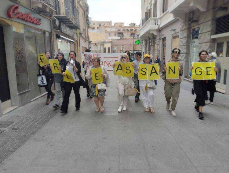 A Cagliari flash mob per Julian Assange