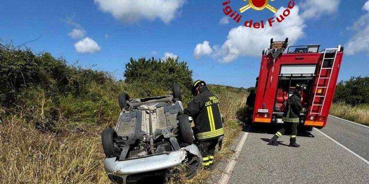 Nulvi, grave incidente sulla sp17: auto esce di strada e si ribalta
